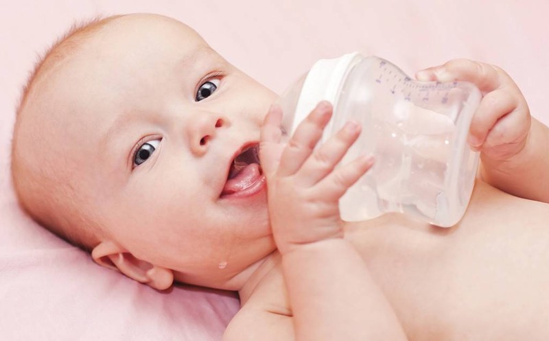 Давать ли воду новорожденному